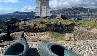 Minnesmerke til Ingeborg Los, med Varnes fyr i bakgrunnen.