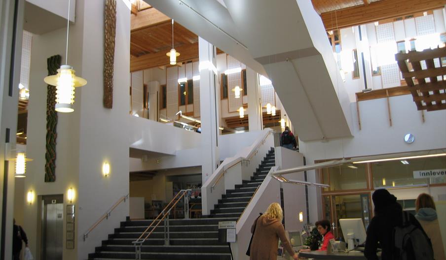 interiør i Arendal bibliotek med trappoppgang