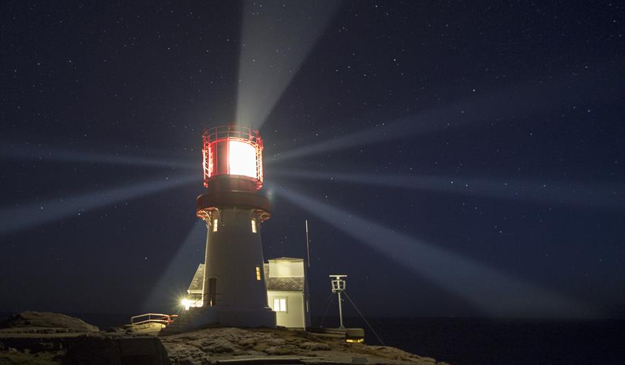 Lindesnes fyrtårn med lykt på natta