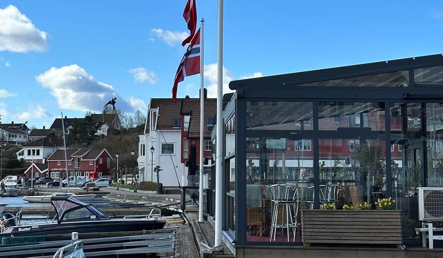 Restaurantlokale med flagg utenfor