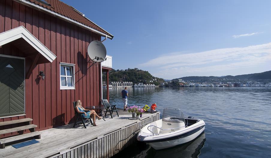 Bjørn Ottersen leiligheter utenfor Flekkefjord. Eksteriør fra brygge.