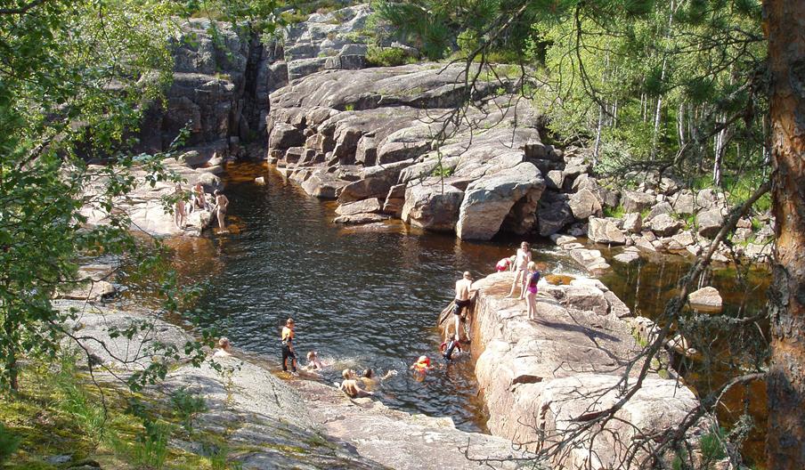 Bad i jettegryter ved Heddefossen i Åseral