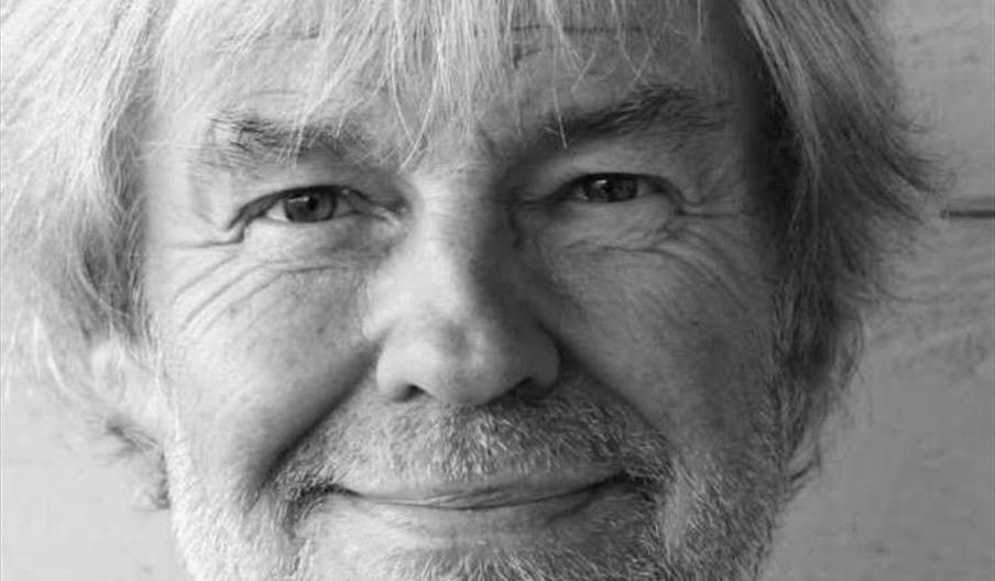 Et musikalsk humorshow med Tom Mathisen på Sjøboden Live scene