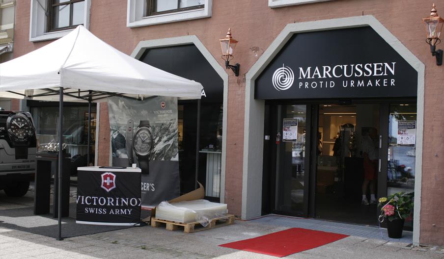 fasade på Marcussen ur og smykker butikken i Havnegaten 1 i Arendal