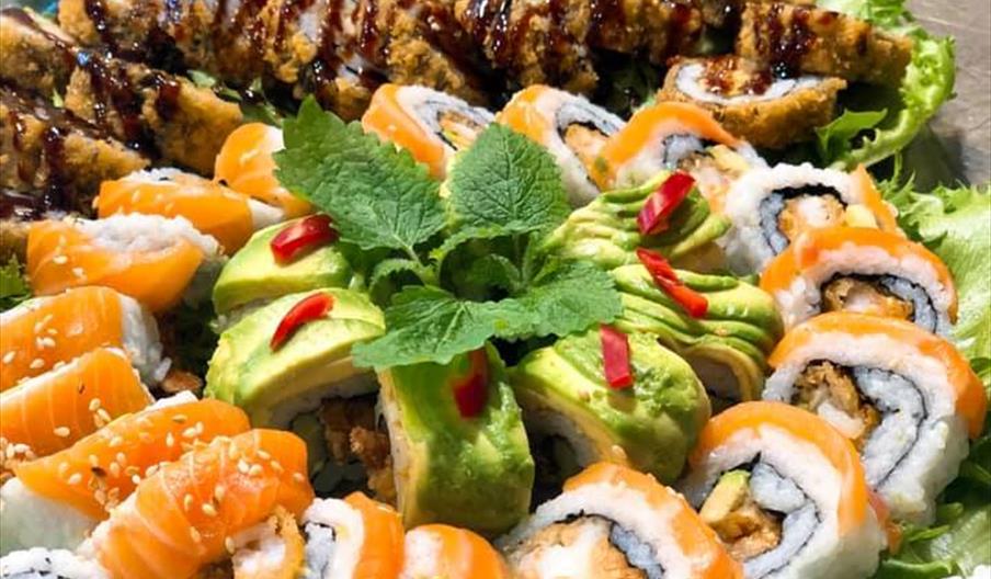 Sushi av flere slager, blant annet tempura, maki og nigiri.
