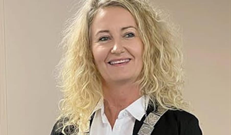 Portrettfoto av ordfører Unni Nilsen Husøy med ordførerkjede.