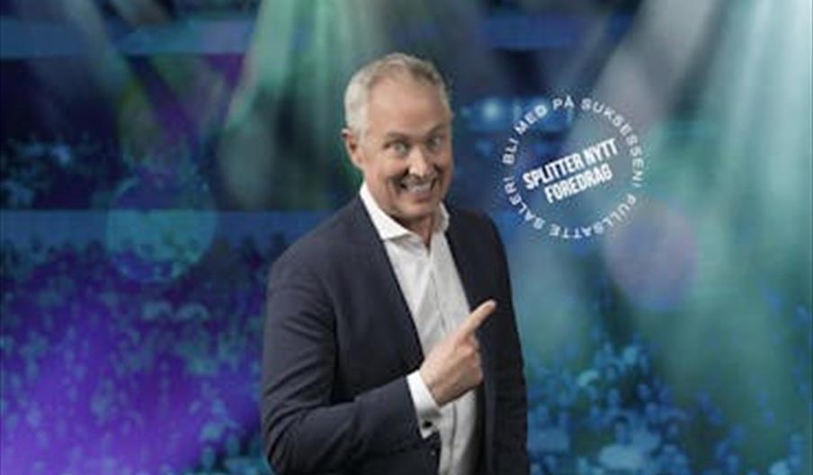 Per Henrik Stenstrøm smilende i dress, peker med fingeren mot teksten «Splitter nytt foredrag».