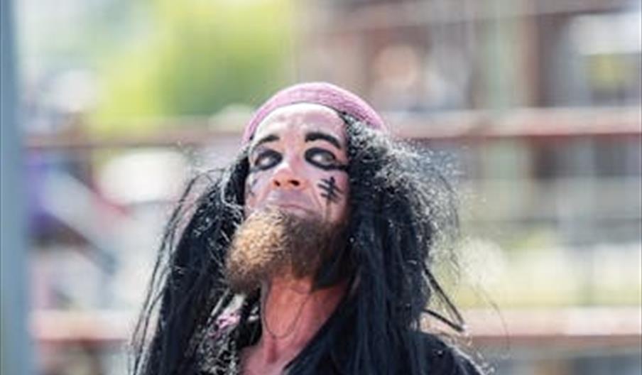 Skuespiller Tobias Vik utkledd som Kaptein Knuff med langt hår, skjegg og piratantrekk.