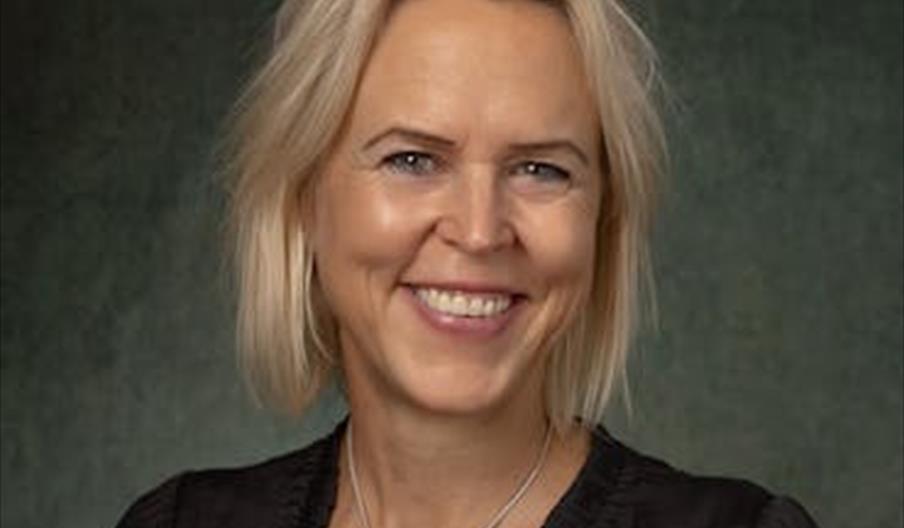 Portrett av forfatter Kathrin Pabst som smiler mot kamera.
