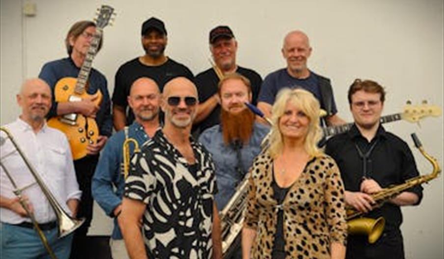 Musikerne i The Kiises samlet til gruppebilde med instrumentene sine.