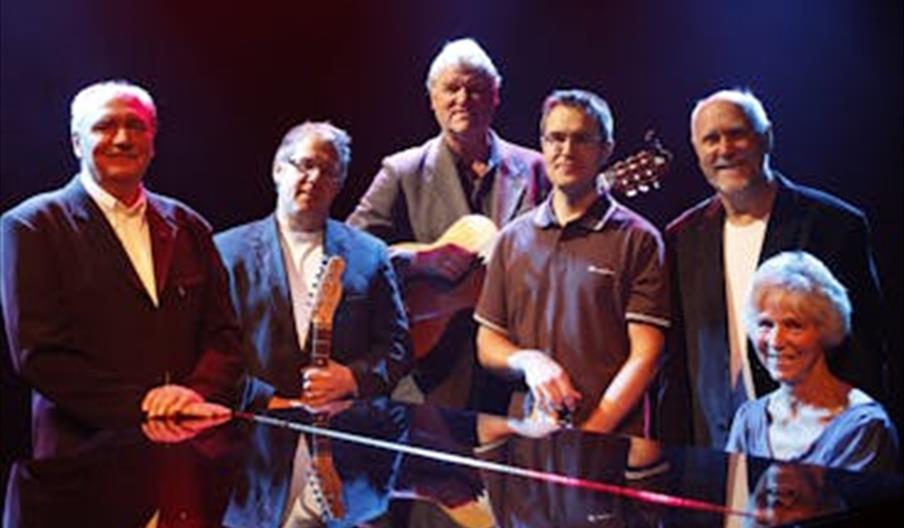 Reidun Nørsett og bandet KuVadis på scenen i Lyngdal kulturhus