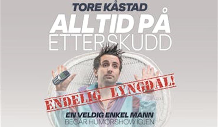 En mann sitter i en stol med humoristisk uttrykk foran en lys bakgrunn brukt i promotering av et standup-show.