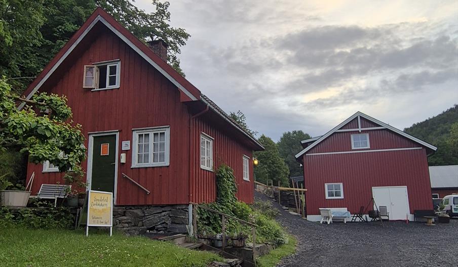 Bakeriet ligger i gårdens røde bryggerhus
