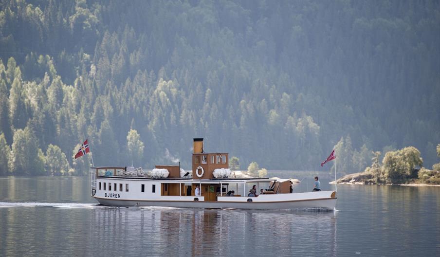 Hvit damp bår på vatnet Byglandsfjorden i Setesdal