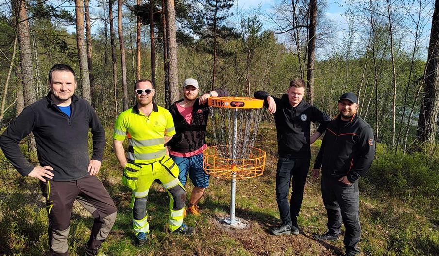 Frivillig gjeng som bygget banen på dugnad