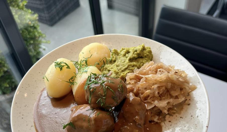 Hjemmelagde kjøttkaker i brun saus
