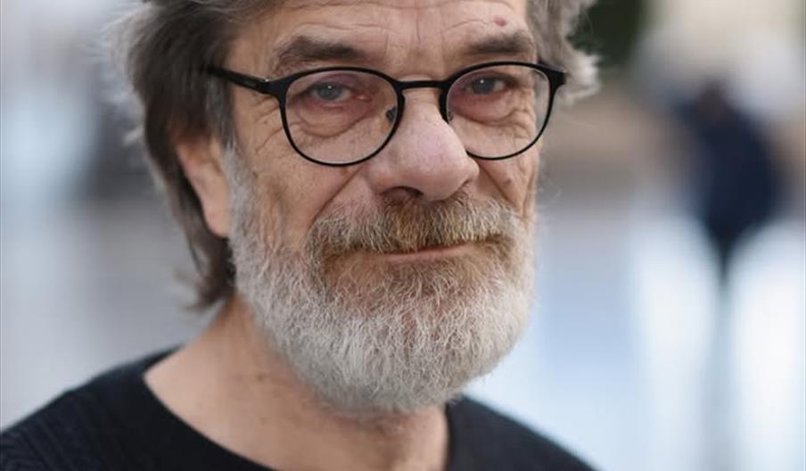 Oddbjørn Johannessen er pensjonert amanuensis i nordisk litteratur ved Universitetet i Agder. Han har skrevet flere artikler og bokbidrag om Knut Hamsuns forfatterskap.