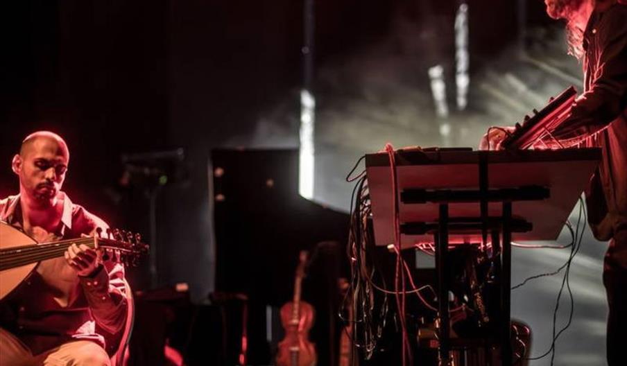 Konsert med John Derek Bishop, Khaled Habeeb og Erlend Wichne på Piren Kulturrom