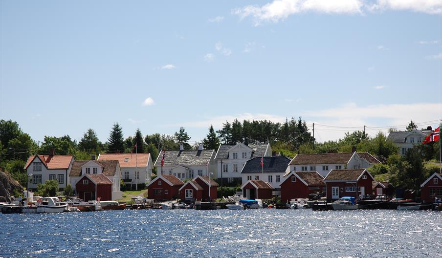 Bebyggelse på Merdø utenfor Arendal, Sørlandet. Arendal turistkontor.