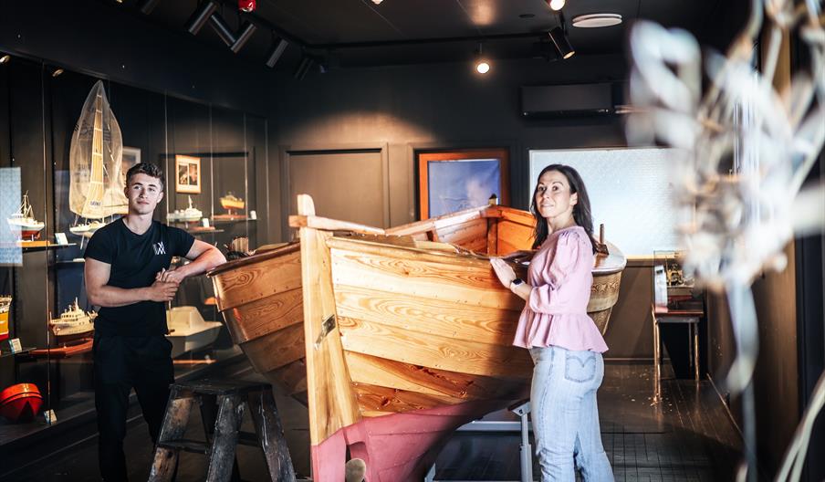 To mennesker som ser på en båt