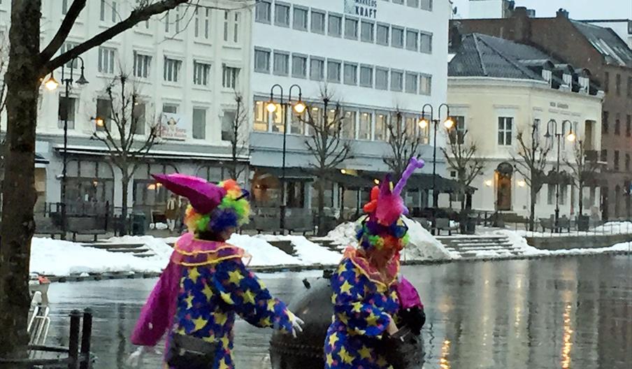 Klovner på rebusløp under Arendal Vinterfestival