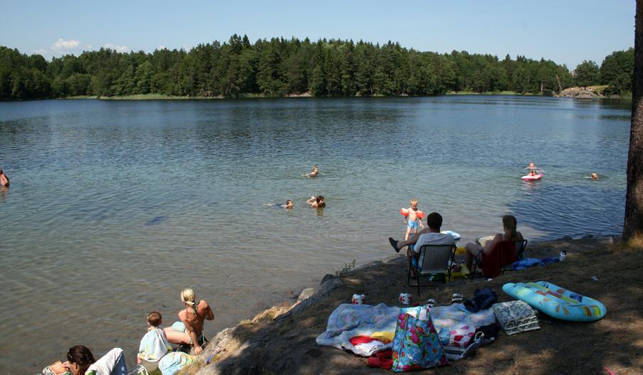 innsjø med badende mennesker