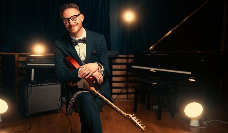 «An American Holiday» med Adam Douglas