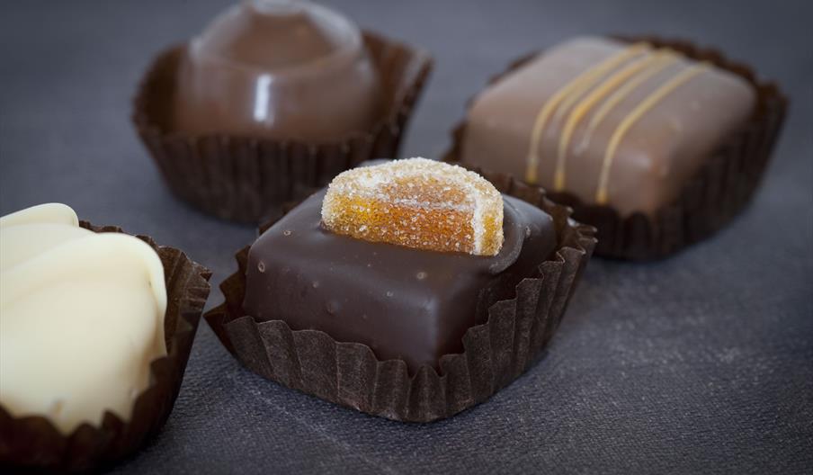 tre sjokoladebiter/praliner fra Heimdal Chokolade