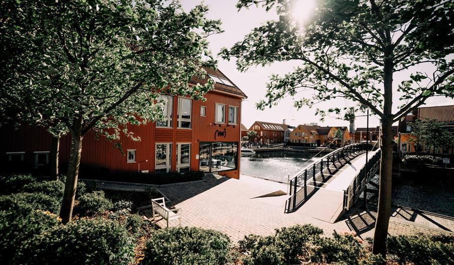 rødt hus ved vannet
