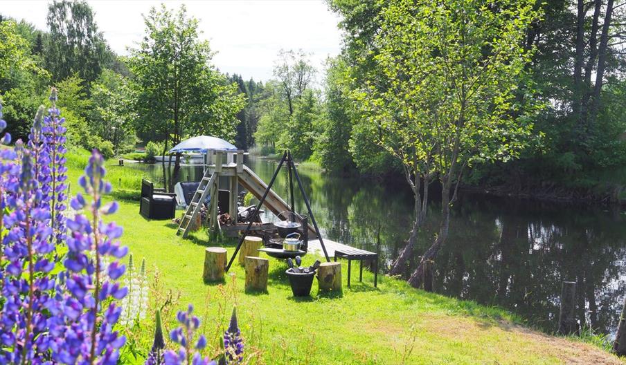 Med en rolig elv som nabo kan du finne roen på din norgesferie hos Riverside Bliss