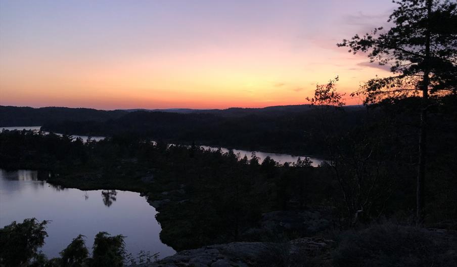 Utsikt ut over vannet og med en nydelig solnedgang