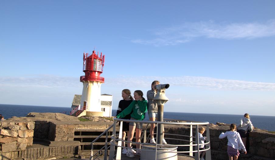 Barn som leker på Lindesnes fyr