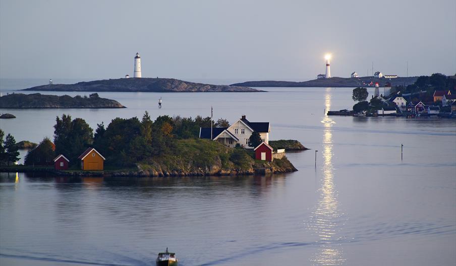 Galtesund, Arendal med de to fyrene Store Torungen og Lille Torungen i bakgrunnen.
