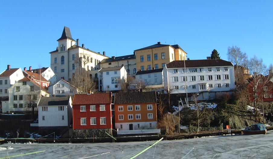 Tyholmen Arendals gamle bydel med hus i mange farger.
