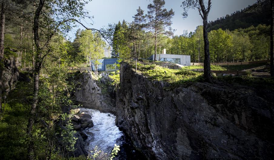 Norsk Villakssenter - Kvåsfossen ligger på kanten av juvet til lakseelva Lygna.