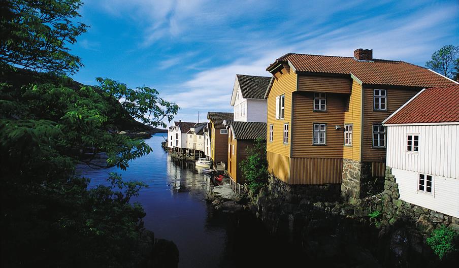Hus langs elva