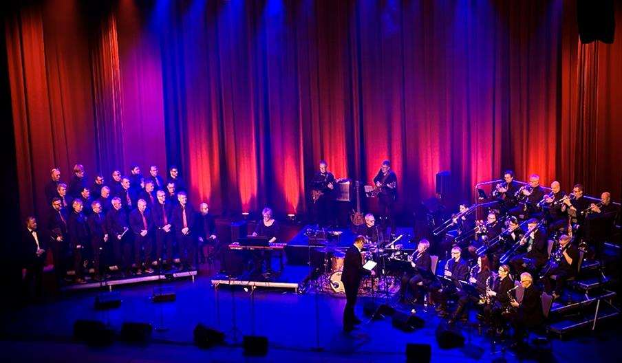 Julekonsert med kor og storband