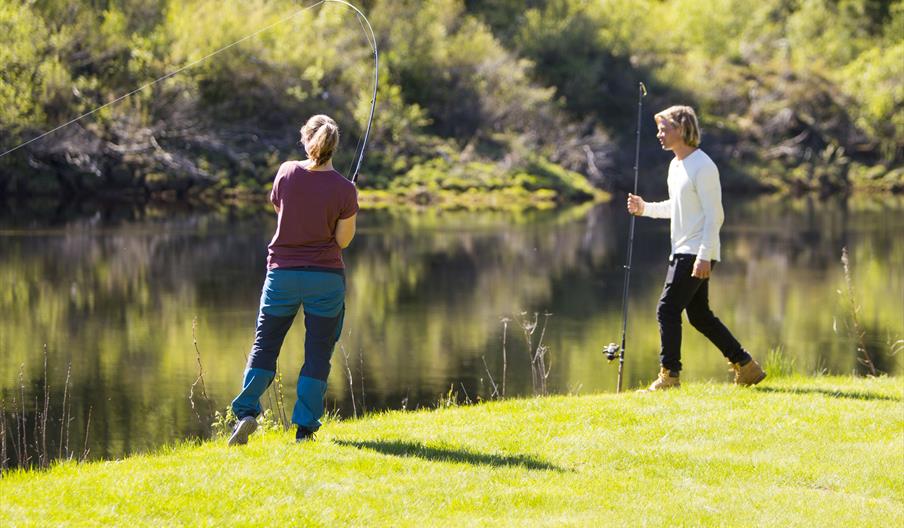 Par som fisker fra land i sone 4 i Mandalselva