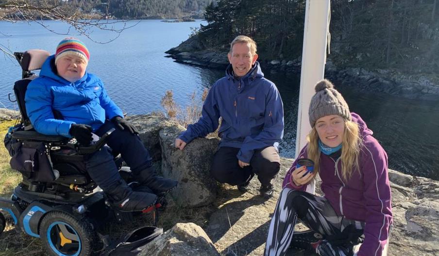 gutt i elektrisk rullestol sammen med sin far og søster på tur til Buøya ved Arendal