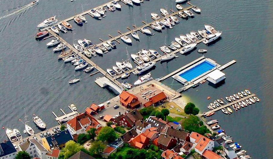Arendal Gjestehavn i fugleperspektiv med Norges eneste flytende oppvarmede svømmebasseng