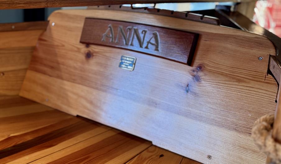 Trebåten "Anna" som er bygd av båtbygger Svein Walvick av eik og furu fra Mandal.