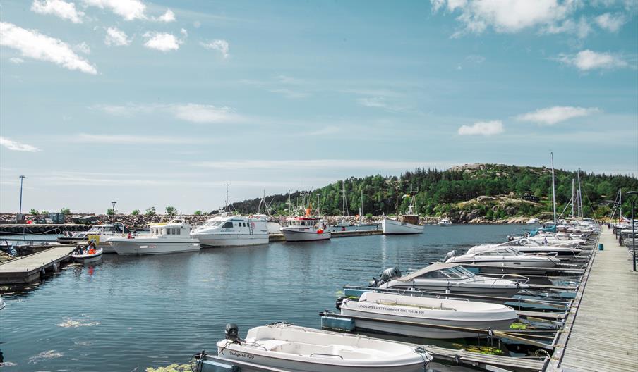 Båter som ligger på rekke og rad på Båly havn