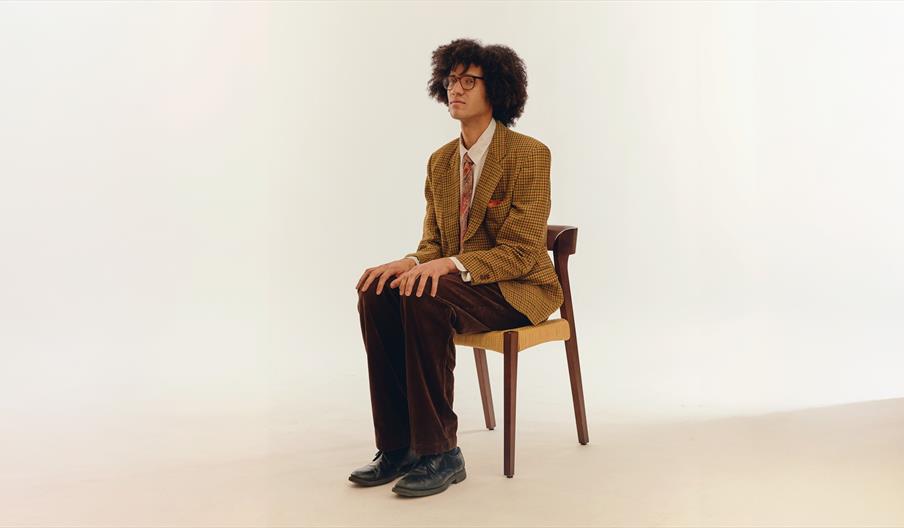 artist Beharie sittende på en stol