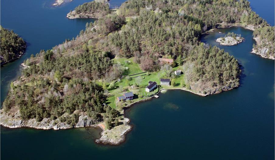 Kystledhytter i Tvedestrandsfjorden: Forpakterboligen på Furøya