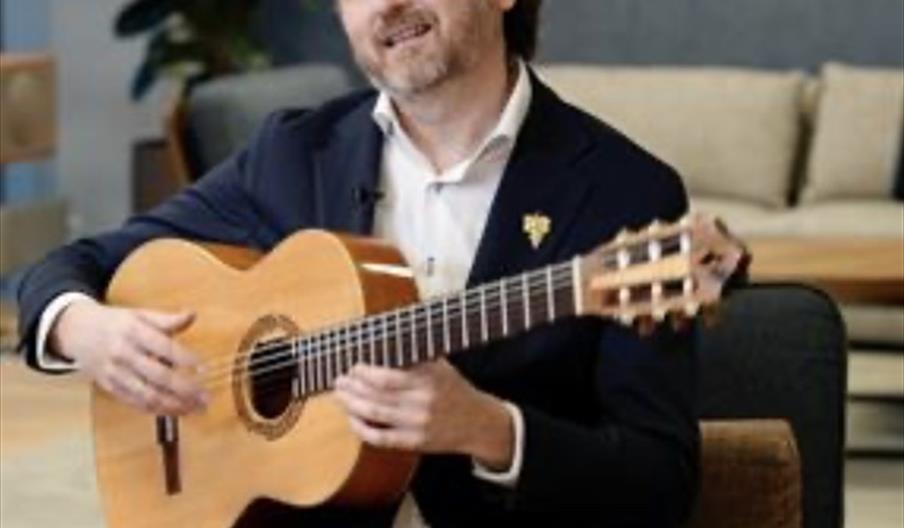 mann som spiller gitar