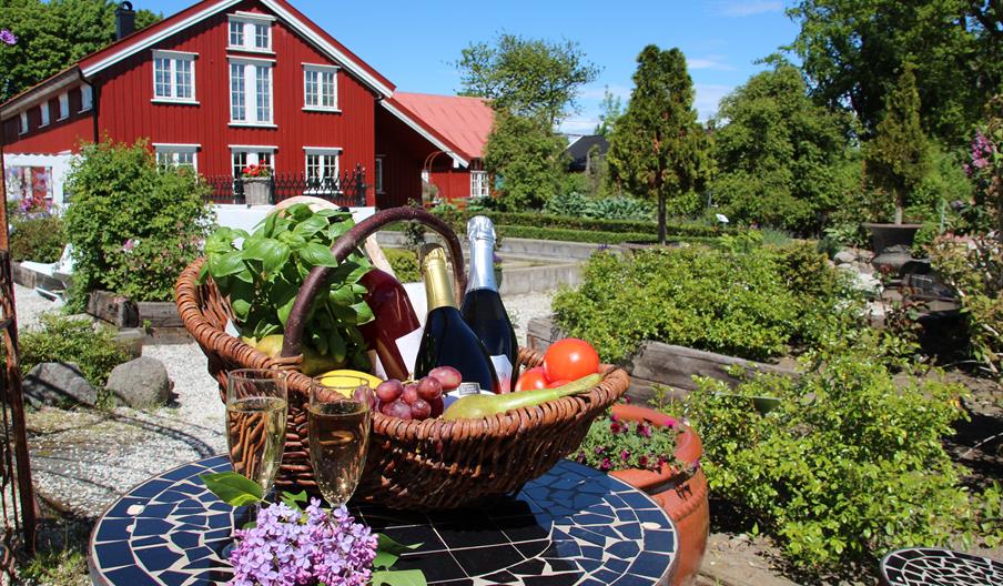 Bjellandstrand Gård