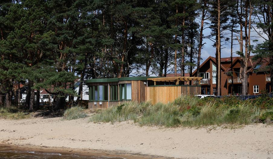 Blaud Sauna, som ligger rett ved vannkanten på Sjøsanden badestrand i Mandal