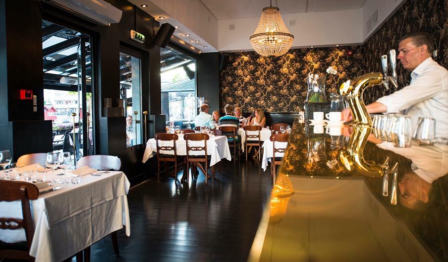 Blom restaurant Arendal interiør med bardisken i forgrunnen