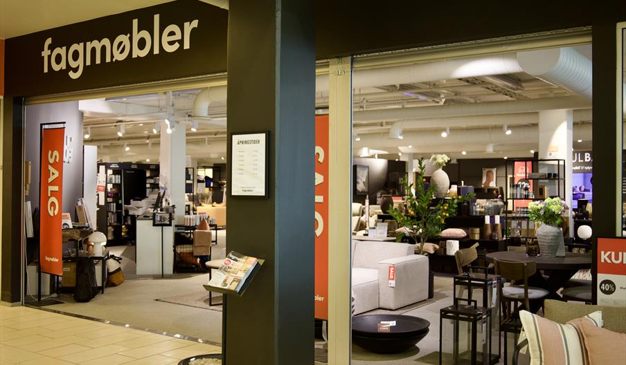 Inngangen til Fagmøbler Lyngdal i Meierigården, med møbler og interiørutstilling.