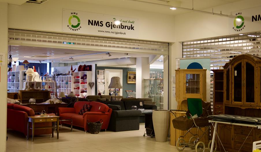 Inngangen til NMS Gjenbruk Lyngdal i Meierigården, med møbler og interiør til salgs.